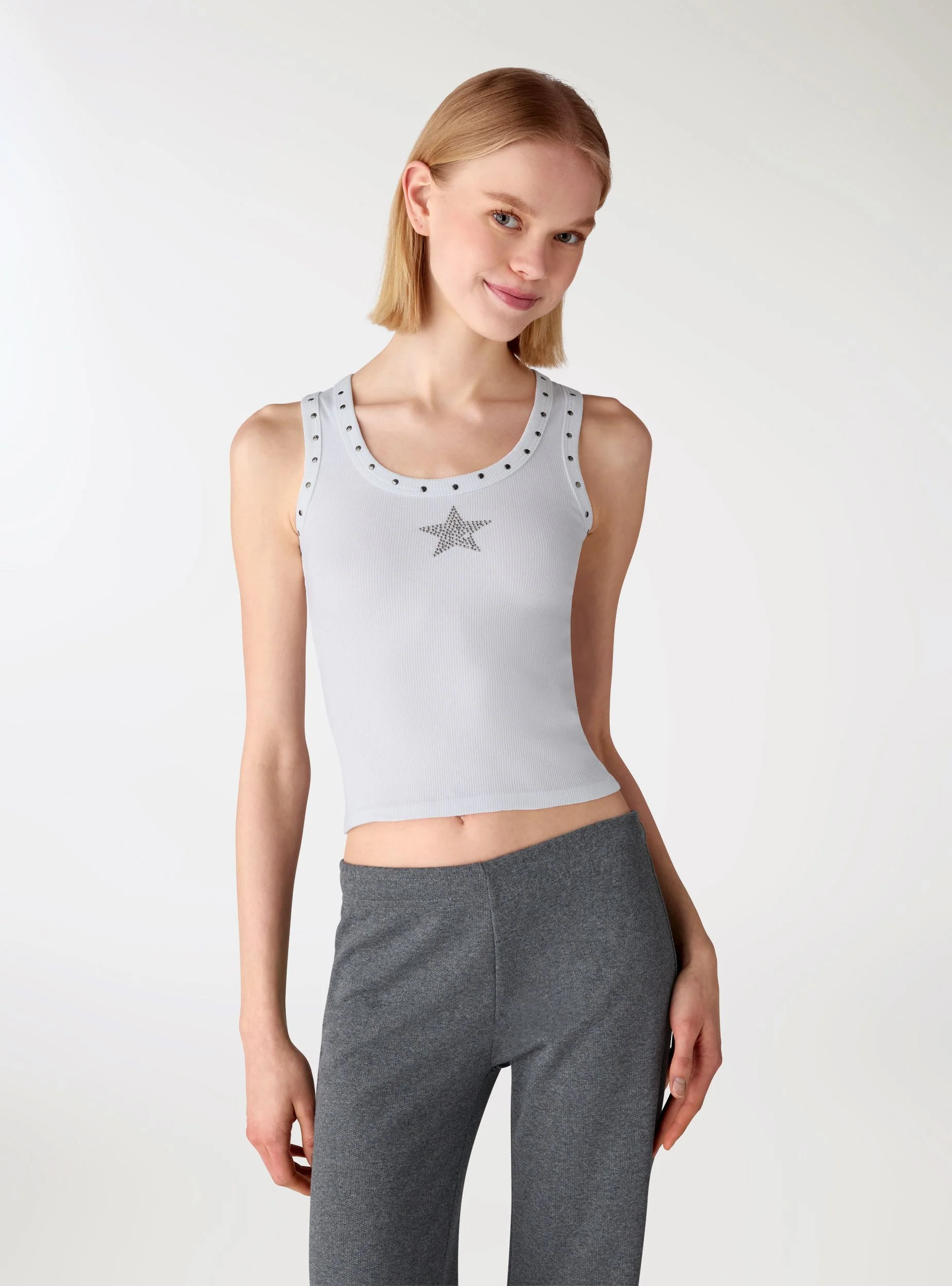 Top a costine con borchie e stella strass - Image 2