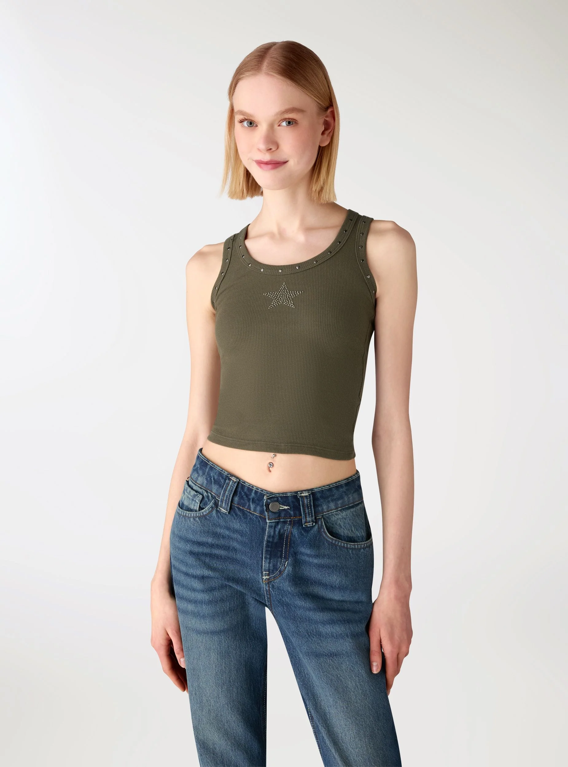 Top a costine con borchie e stella strass - Image 4