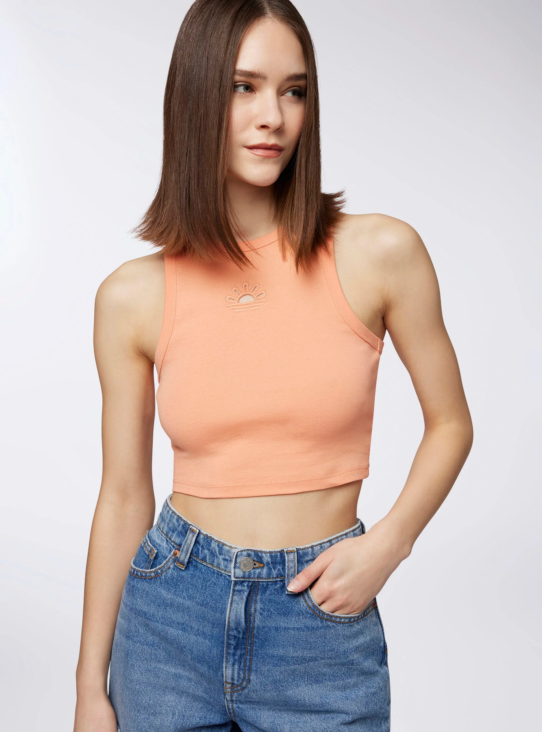 Top crop con scollo americano e ricamo cut-out - Image 2
