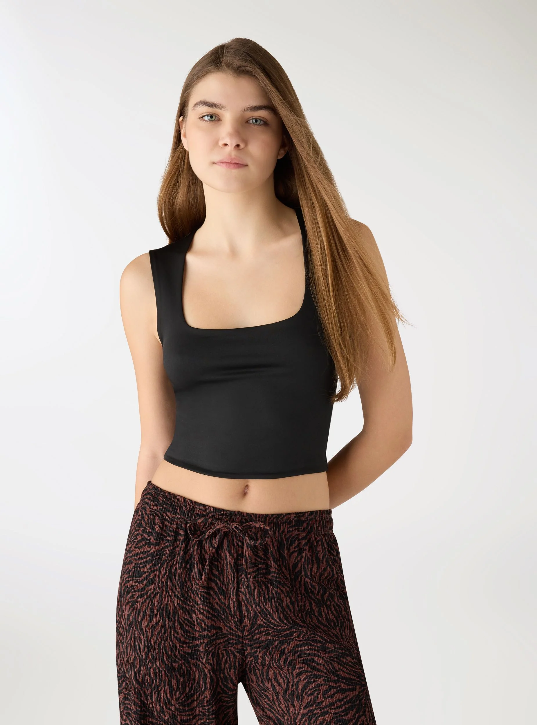 Top crop con scollo squadrato tinta unita - Image 2