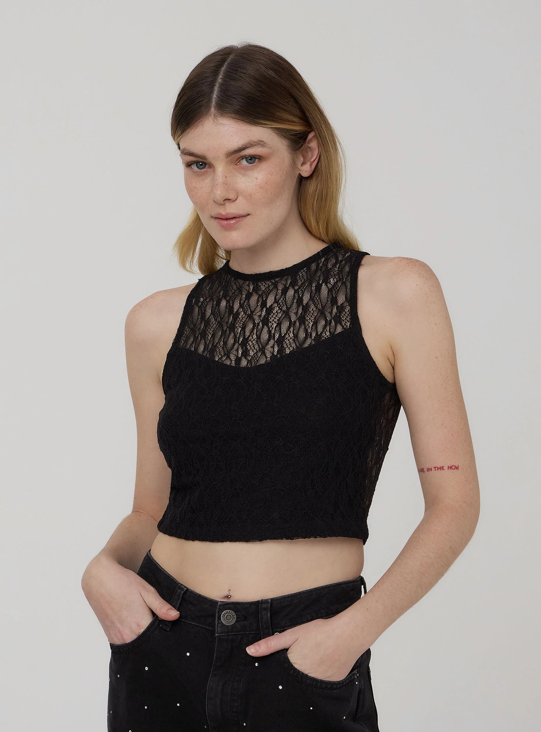 Top crop in pizzo con scollo americano - Image 3