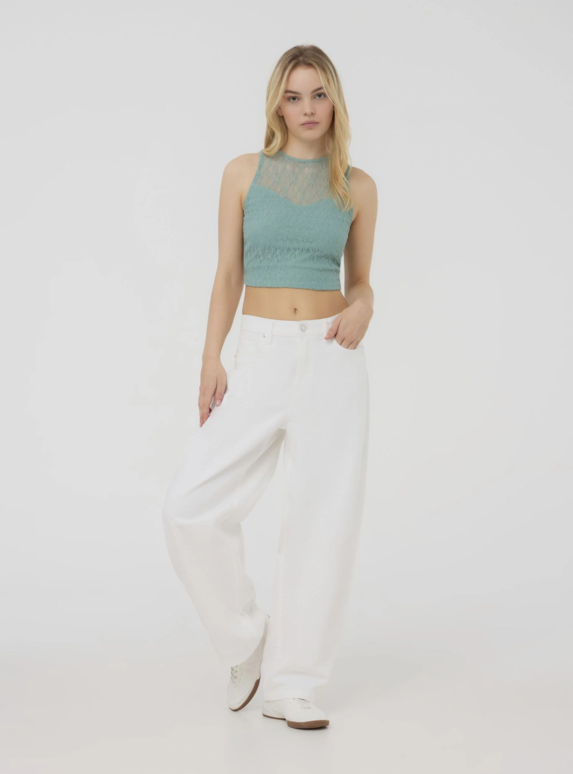 Top crop in pizzo con scollo americano