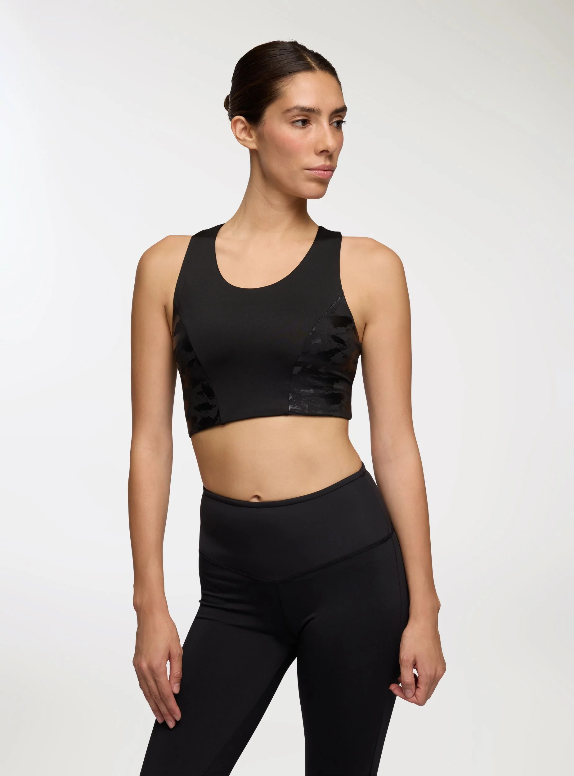 Top sportivo con inserti effetto luccicante - Image 2