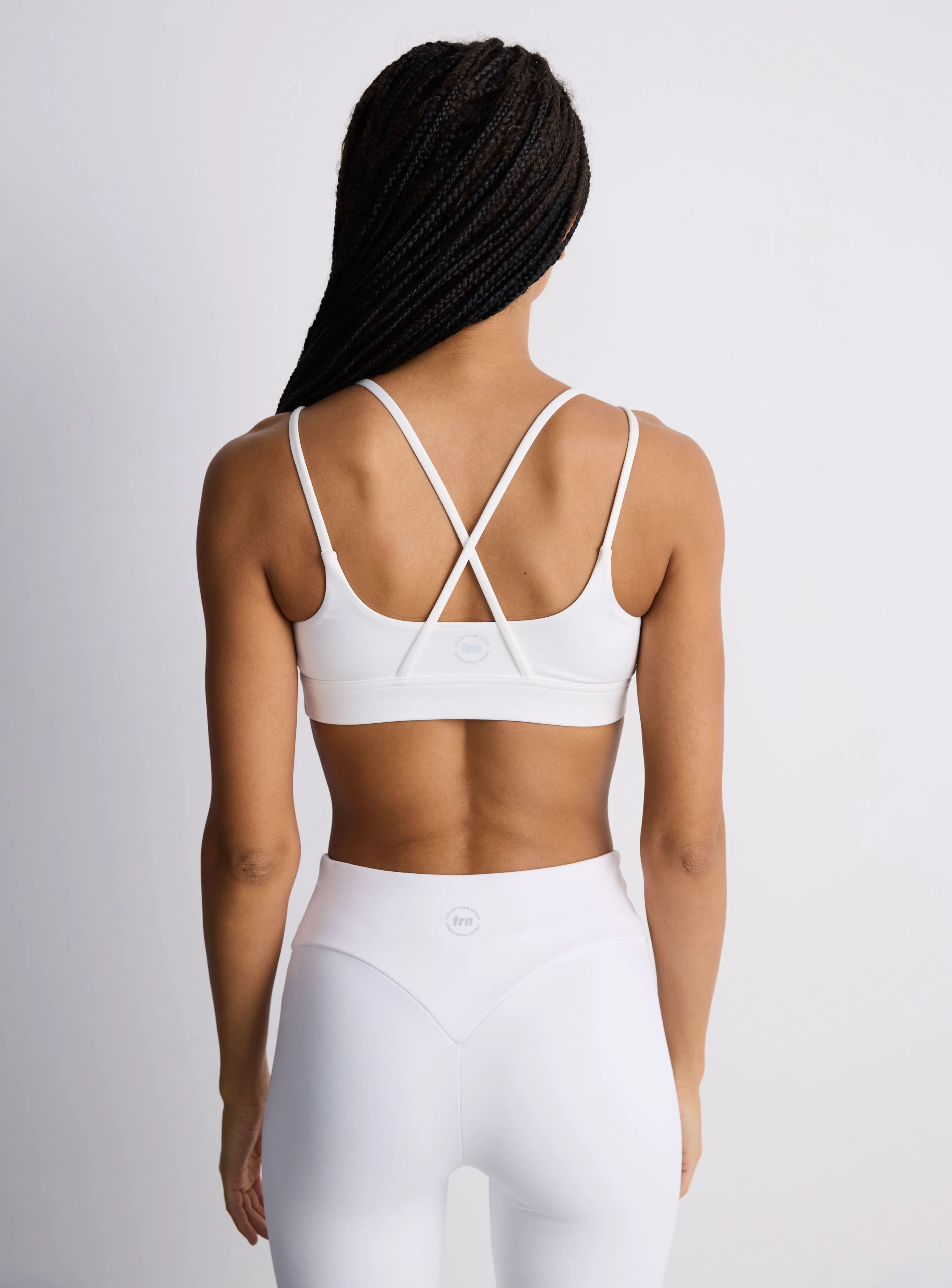 Top sportivo con spalline incrociate - Image 3