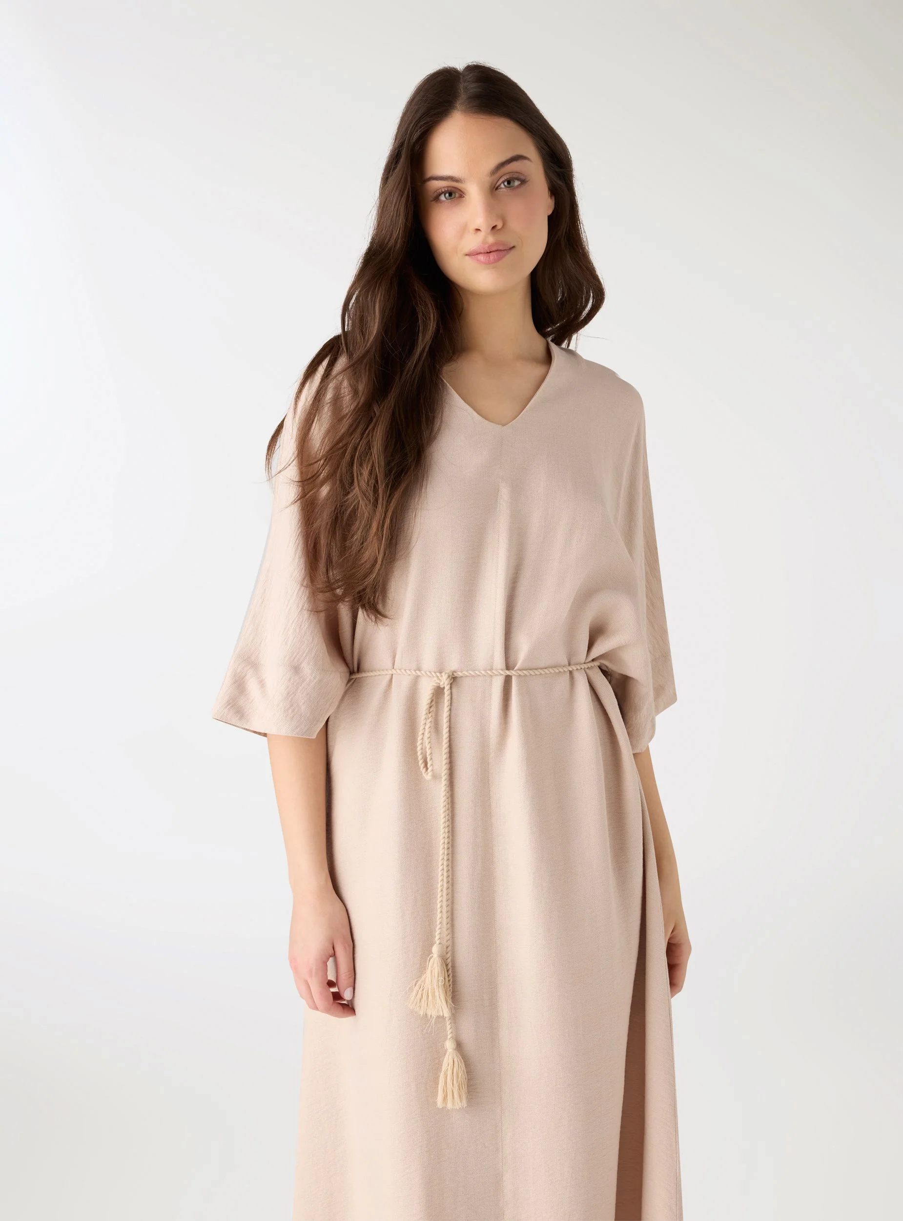 Vestito con cintura corda e scollo a V