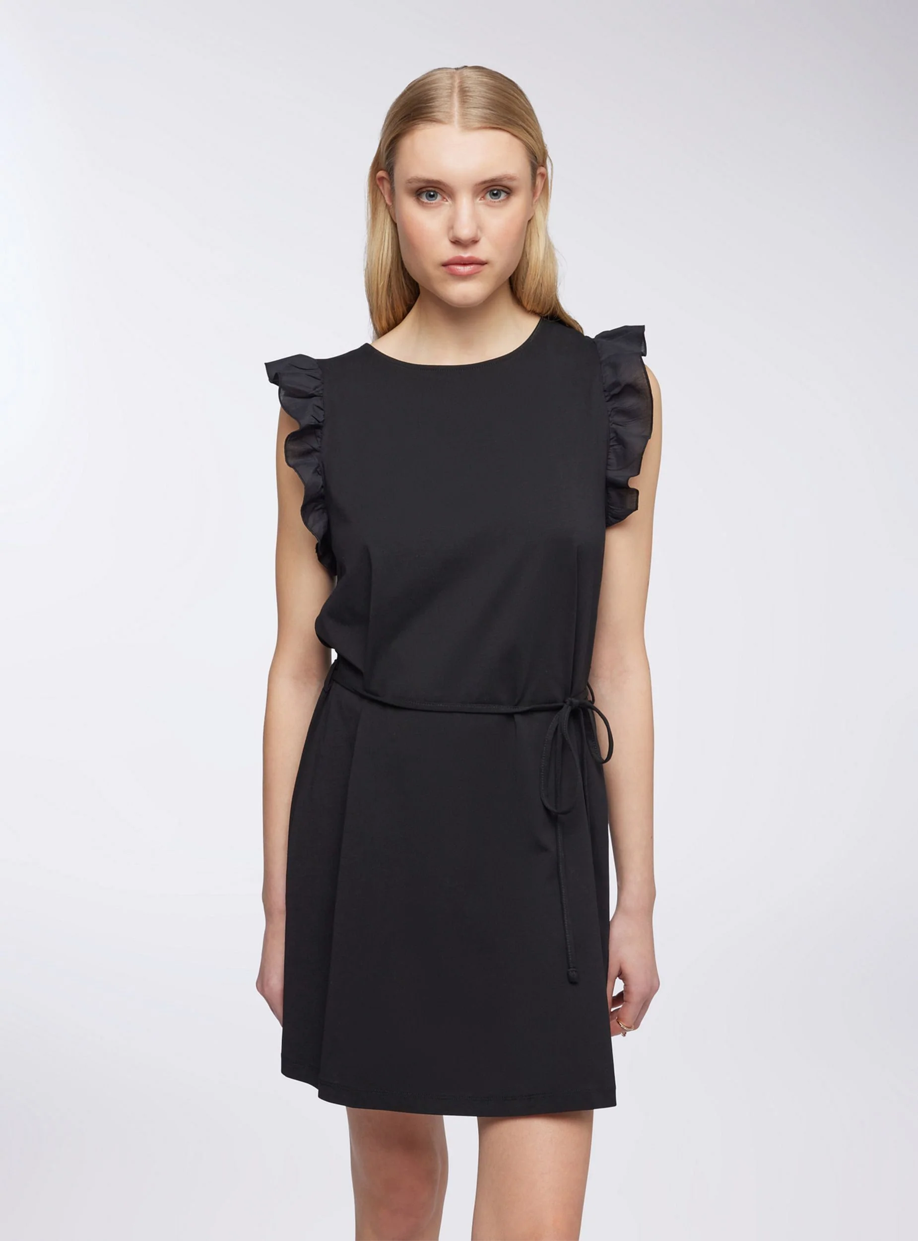 Vestito con cinturina e balze