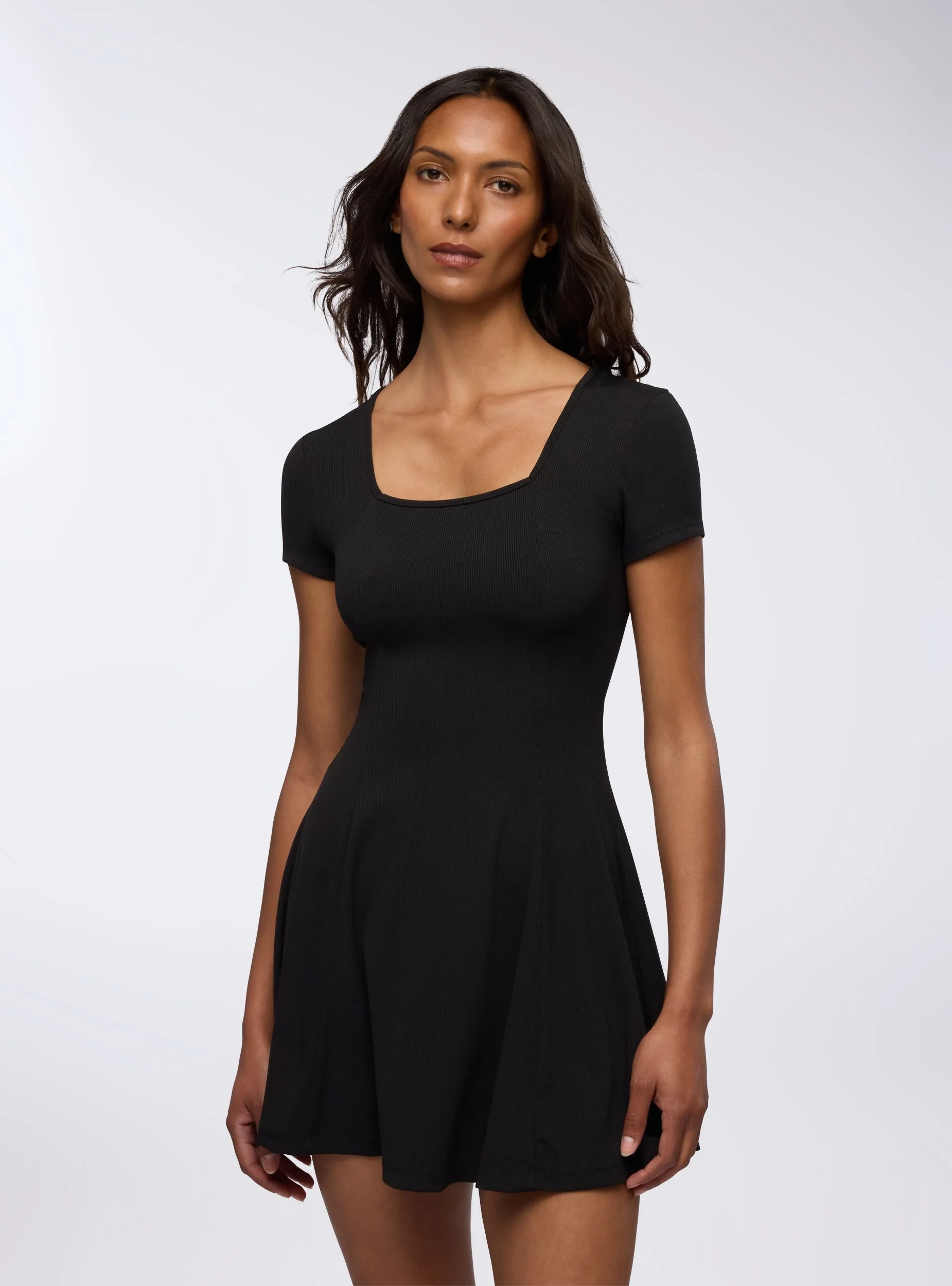 Vestito con scollo quadrato a maniche corte - Image 3