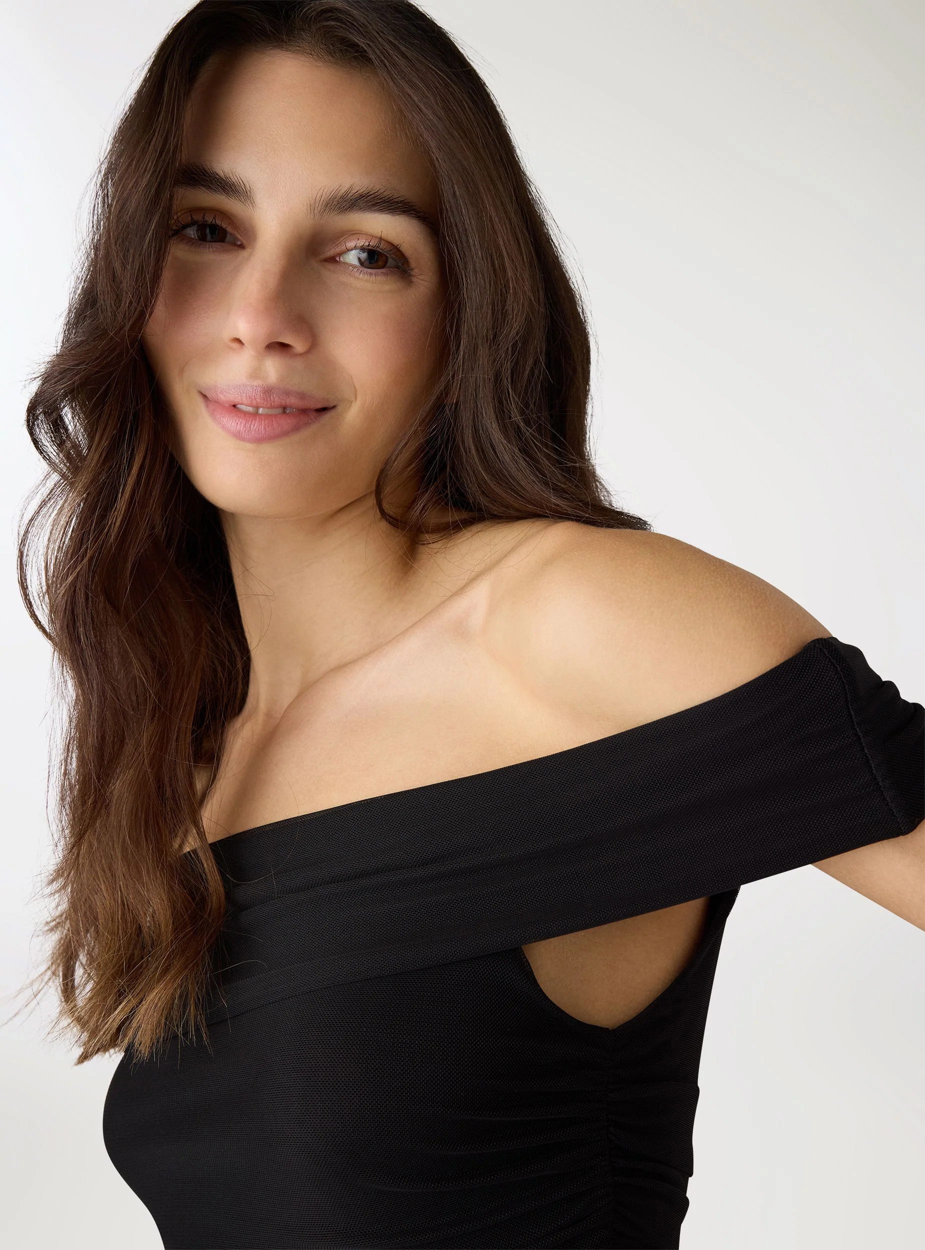 Vestito con spalle scoperte e arricciature in tulle - Image 4
