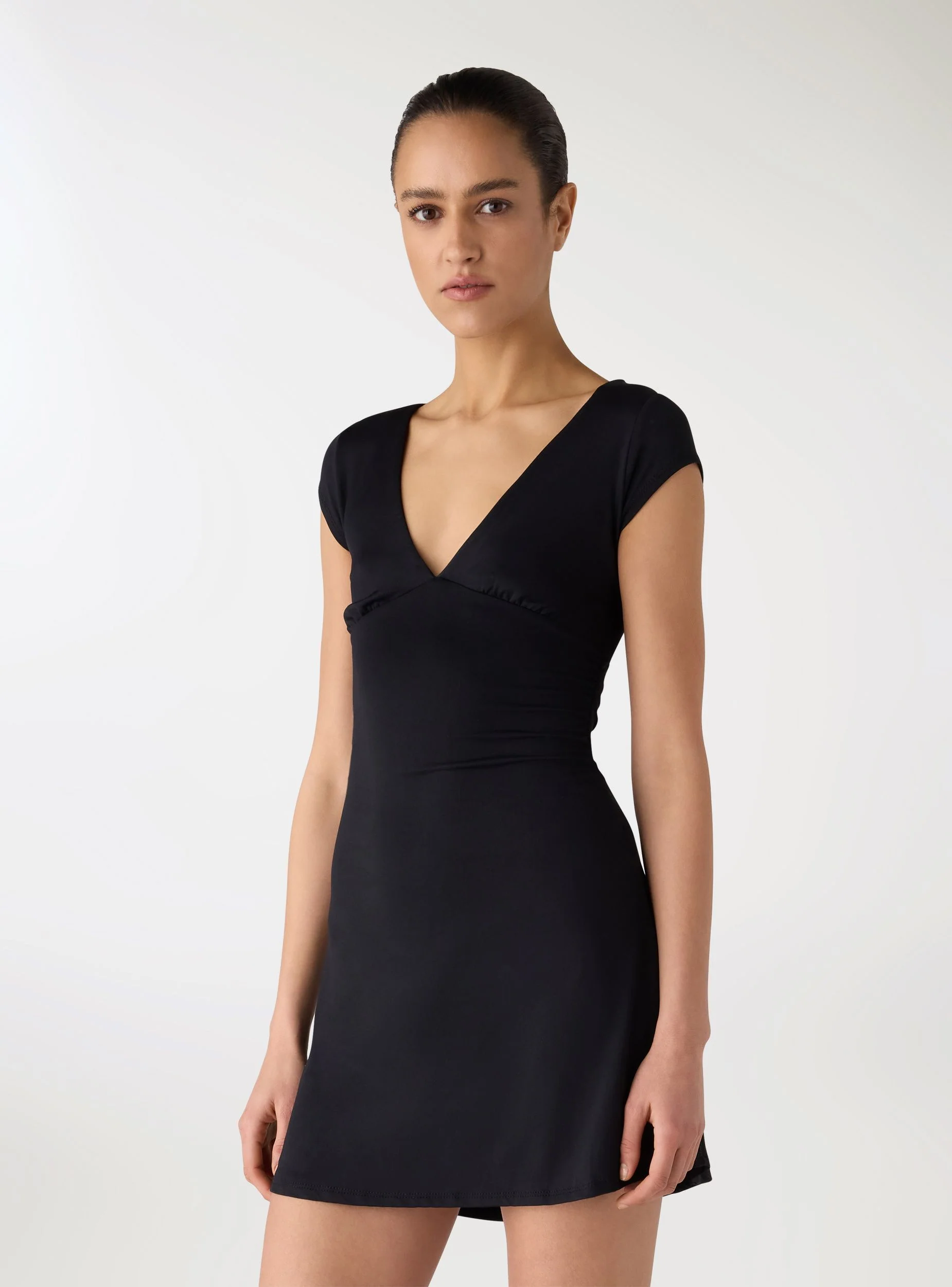 Vestito corto con scollo a V e arricciature - Image 2