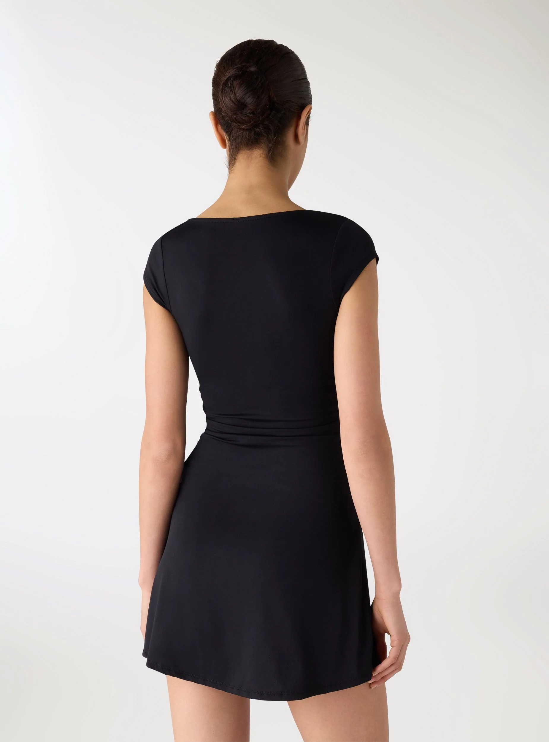 Vestito corto con scollo a V e arricciature - Image 3