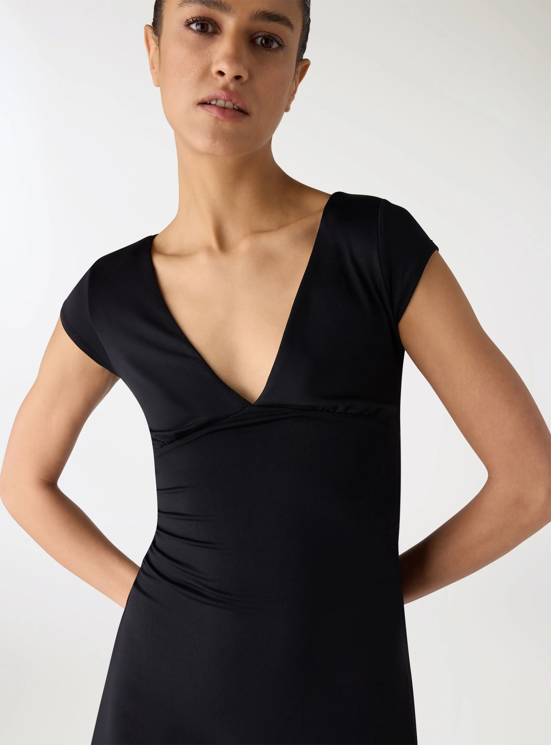 Vestito corto con scollo a V e arricciature - Image 4