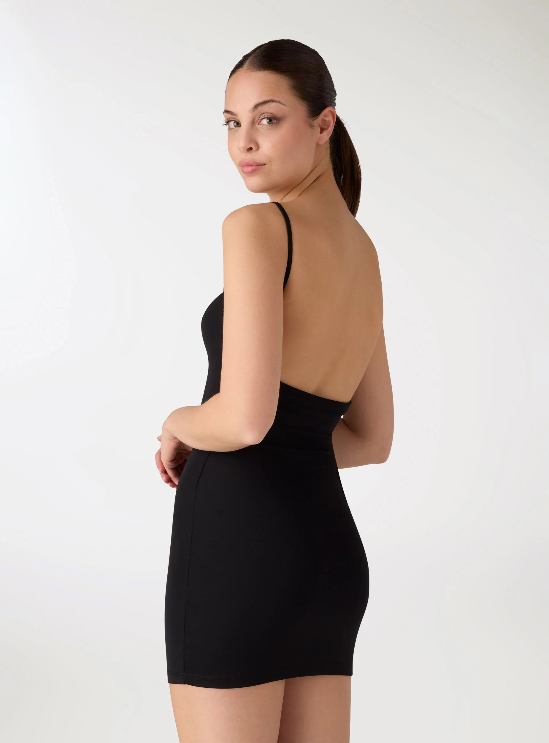 Vestito corto svasato con drappeggio - Image 4