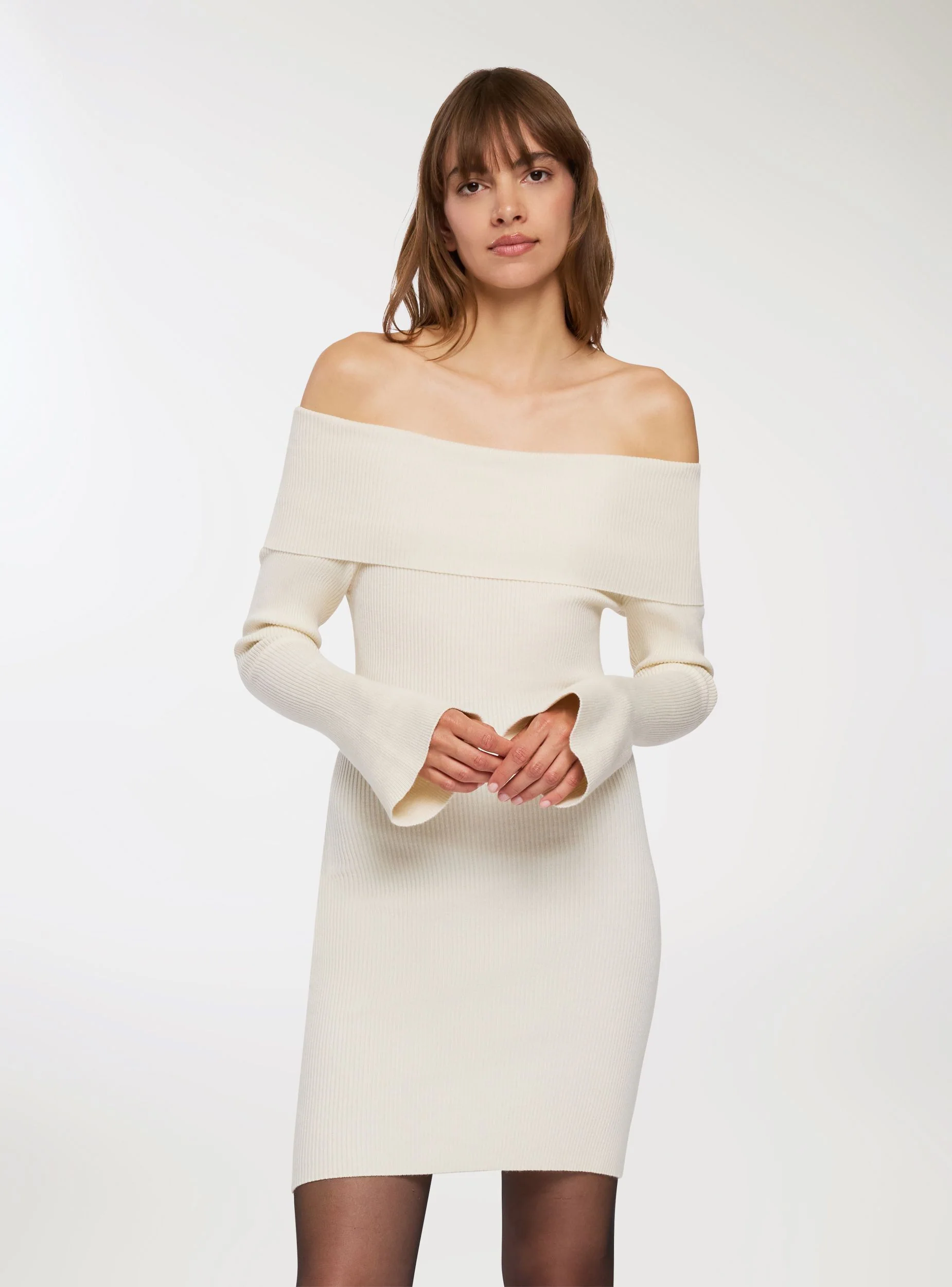 Vestito in maglia con spalle scoperte - Image 2