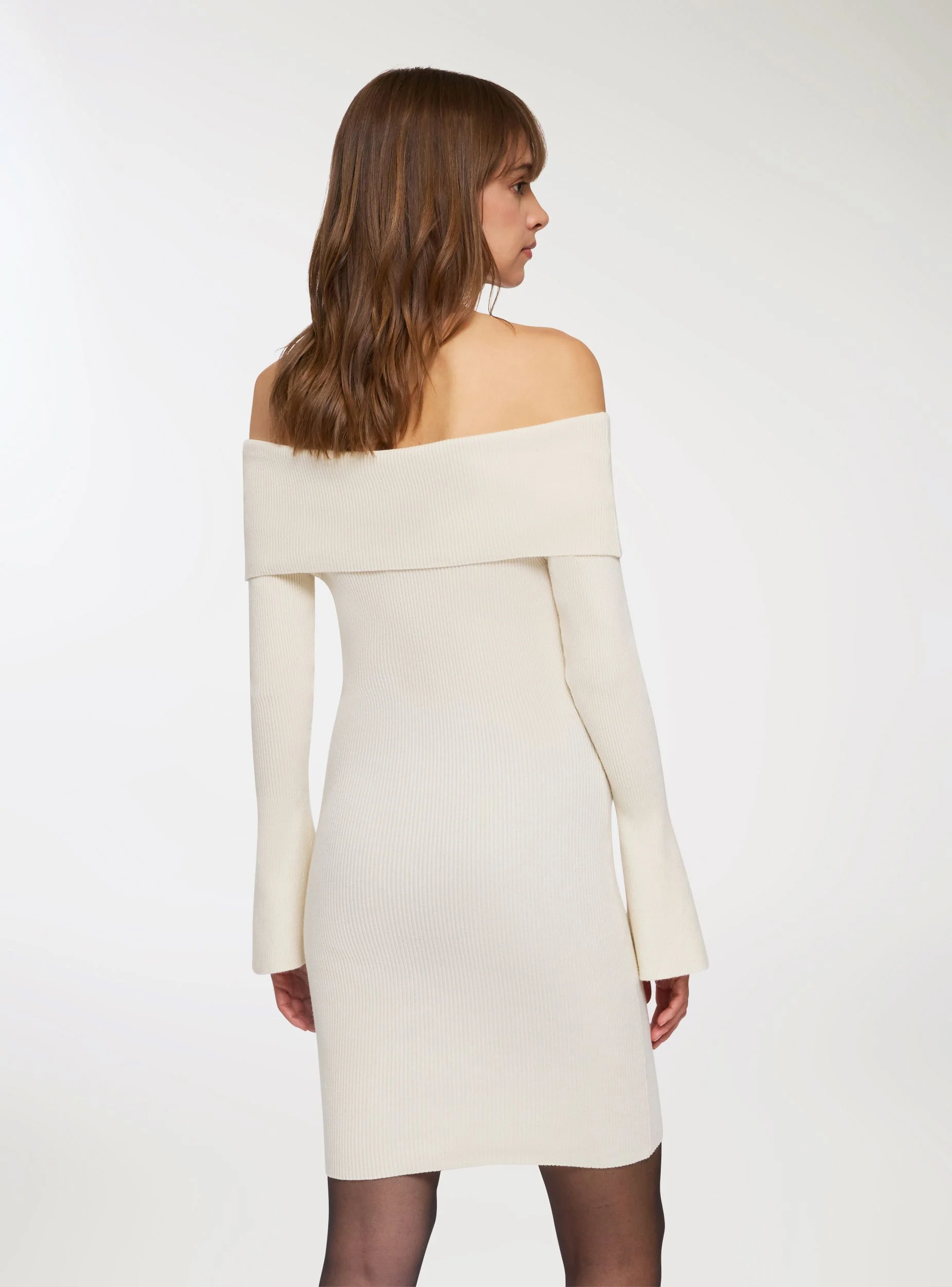 Vestito in maglia con spalle scoperte - Image 4