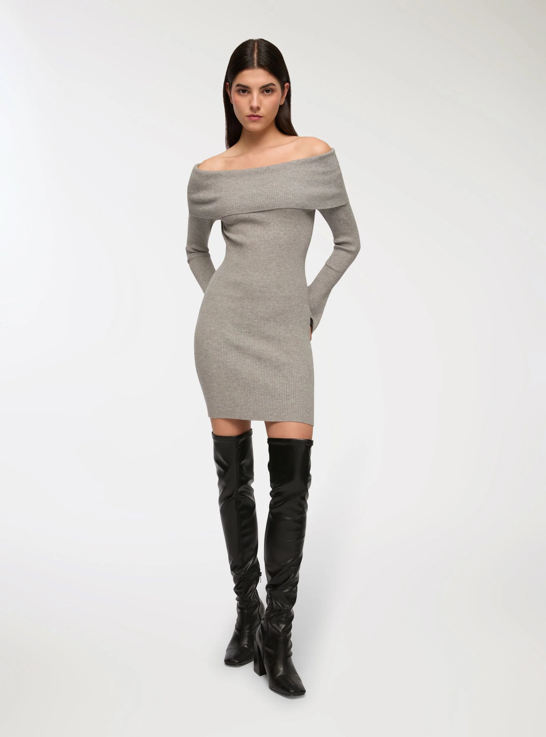 Vestito in maglia con spalle scoperte - Image 2