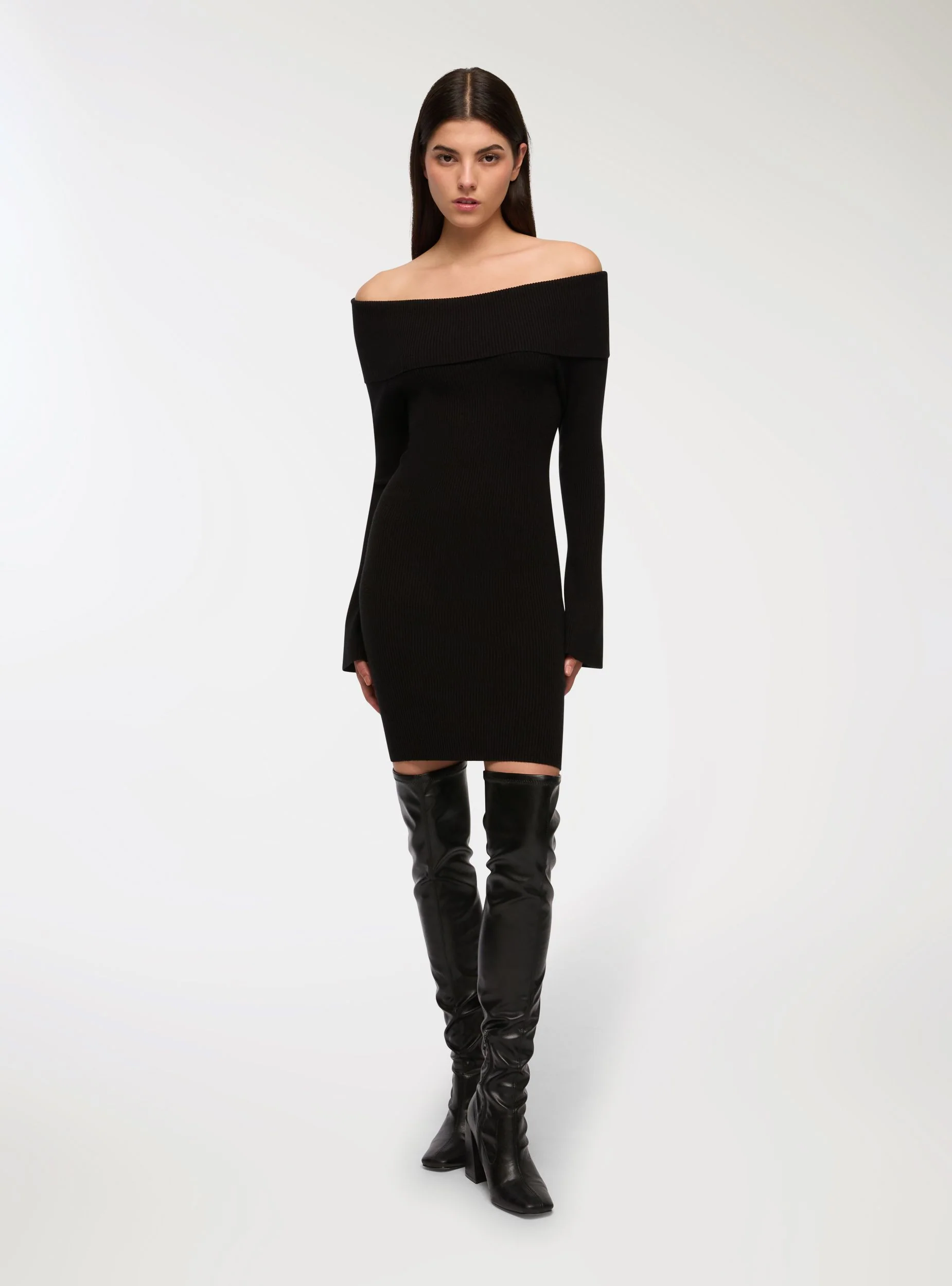 Vestito in maglia con spalle scoperte