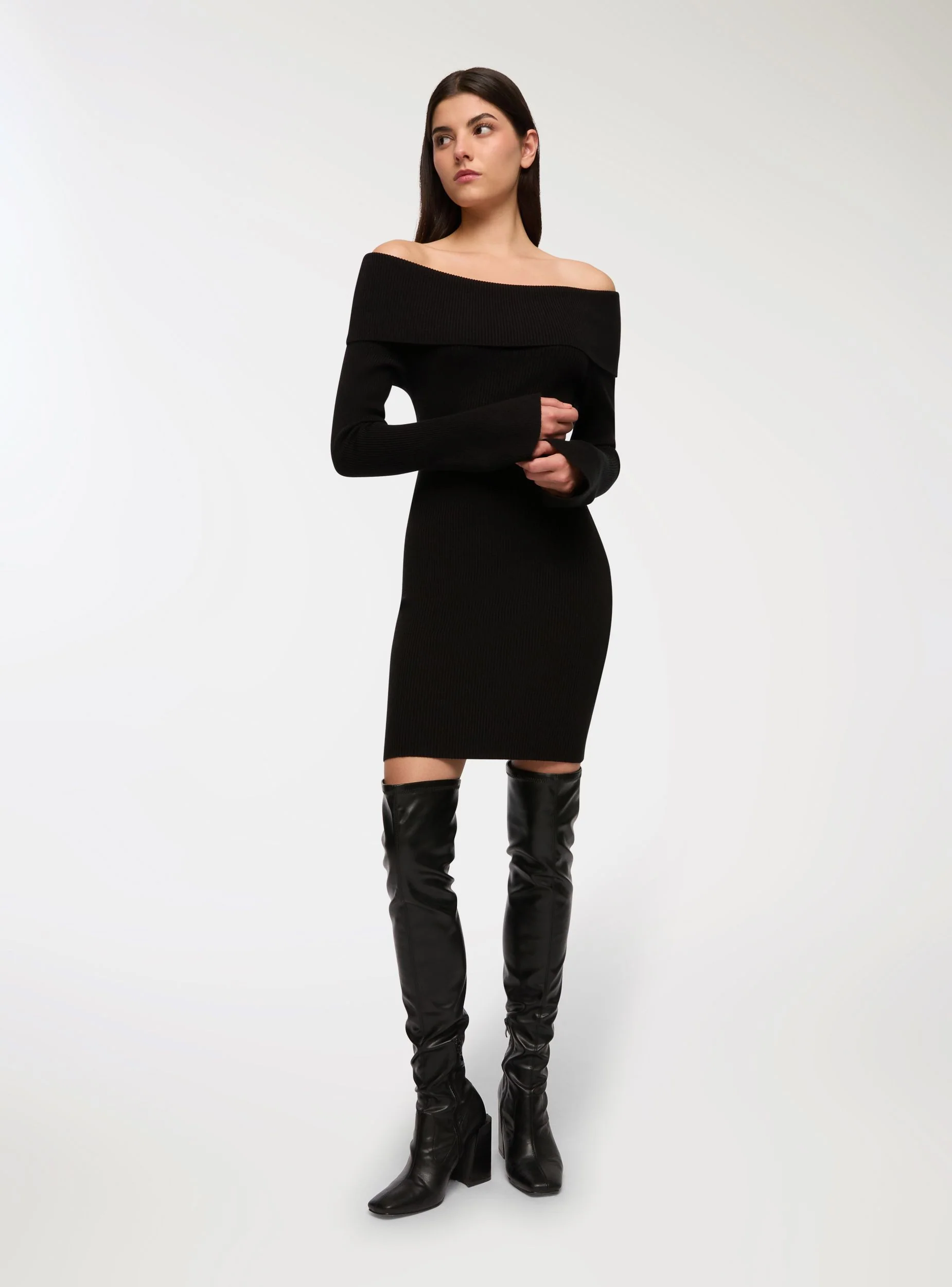 Vestito in maglia con spalle scoperte - Image 2